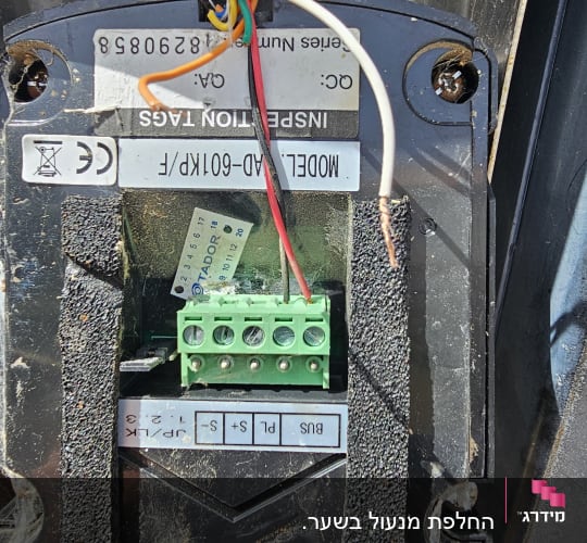 חיבורי חוטים צבעוניים בלוח אינטרקום חשמלי